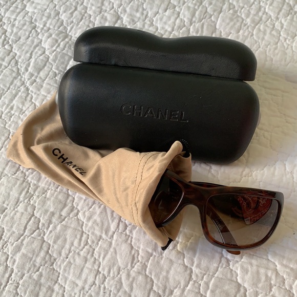 CHANEL sunglasses- tortoise shell with gold detail - Picture 4 of 7
